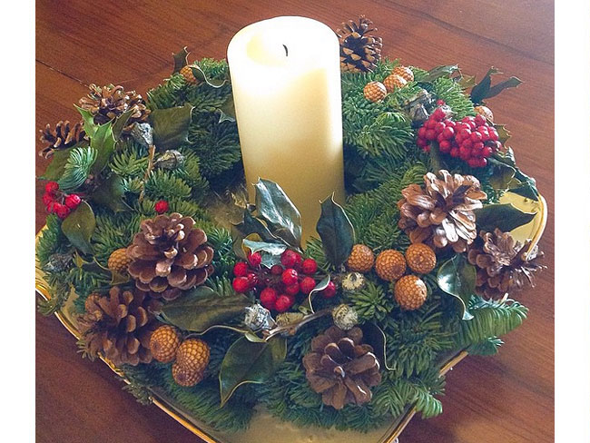 <p> <b>GHIRLANDA DELLE FESTE</b><br />Un grande classico: la <b>ghirlanda centrotavola</b> è il simbolo delle feste. Per personalizzarla con lo stile che ami di più acquista una base in un negozio di bricolage e aggiungi rami di pino, <b>bacche rosse</b>, pungitopo e nastri colorati. Al centro una <b>candela</b> bianca o rossa da accendere durante la cena.</p>