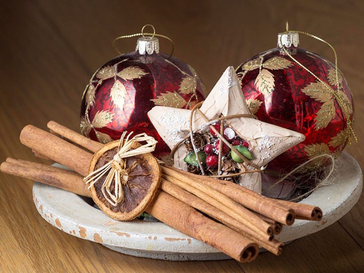 <p> <b>CENTROTAVOLA NATURALE</b><br />Stecche di cannella e il profumo dell'arancia, alcune palline di <b>Natale</b> o una stella, simbolo beneaugurante di questo periodo, un piatto di rame o terracotta: per un <b>centrotavola originale</b> basta pochissimo, ciò che serve è un pizzico di creatività.</p>