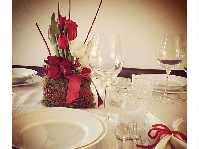 <p> <b>CENTROTAVOLA FIORITO</b><br />Rose rosse, <b>tulipani</b> e il verde del <b>muschio</b>, con cui ricoprire un contenitore dove avrai inserito una spugna bagnata. Lega tutto con filo di rafia o un <b>nastro rosso</b> ed ecco un <b>centrotavola</b> elegante e allegro, perfetto per le feste.</p>
