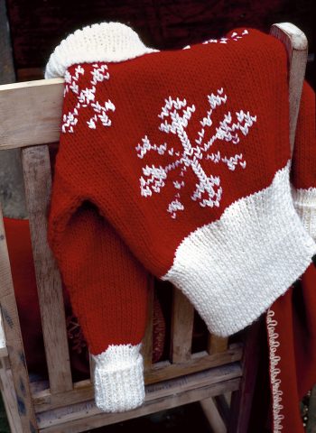 <p><b>MAGLIONE DI LANA CON LE STELLE</b></p><p><b>Cosa ti occorre?</b> 650 g di filato di cui 400 g rosso e g 250 bianco, ferri n. 6 e 7, ago da lana con punta arrondata. <b>Punti impiegati</b>: maglia tubolare; punto coste 1/1, maglia rasata; punto maglia. <b>Campione</b>: cm 10 x 10 a m. rasata con i ferri n. 7 = 12 maglie x 15 ferri. Taglia di riferimento 44. <b>Dietro</b>: avv. 50 m. con il bianco e i ferri n.7 e lav. a m. tubolare per 4 ferri poi a p. coste 1/1. A cm 20 dall'inizio pros. a m. rasata con il rosso. A cm 50 di alt. tot. intrecc. tutte le m. <b>Davanti</b>: avv 50 m con il bianco e i ferri n. 7 e lav. il bordo come per il dietro. Pros. a m. rasata con il rosso. A cm 53 di alt. tot. intrecc. le 10 m. centrali e pros. la lav. delle due parti separat. intrecciando ancora, per lo scollo, ogni 2 ferri; 2 m. per 2 volte, 1 m. Alla stessa altezza del dietro intrecc. le m. delle spalle. Le indicazioni per <b>maniche e collo</b> proseguono nella <b>pagina successiva</b>.</p>