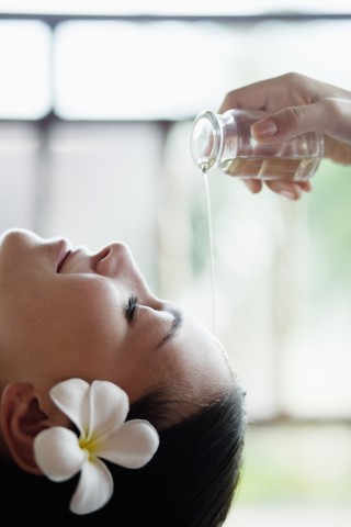 <p><b>INGREDIENTI DI UNA VOLTA</b></p><p><b></b></p><p>Olio di <b>ricino</b>: un alleato di bellezza, per unghie e capelli. Se per qualche motivo ricordi il suo sapore forte, sappi che è ottimo anche come <b>impacco</b>. Massaggia i <b>capelli umidi</b> con l'olio di ricino, prezioso anche come <b>rinforzante</b> per le unghie, da applicare insieme a qualche goccia di <b>limone</b> fresco. Puoi utilizzare l'olio di ricino anche sulle<b> ciglia</b> con un vecchio pennellino. In alternativa sperimenta anche olio di <b>avocado</b>, ricco di vitamina E, olio di jojoba e burro di karité: altamente nutritivi per la <b>pelle</b>, saranno un elisir di giovinezza.</p>