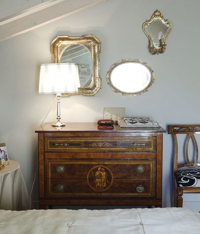 <p> <b>L'ORA DELLA BUONA NOTTE</b><br />Il dettaglio che fa la differenza è l'<b>abat-jour</b>: deve illuminare l'ambiente con dolcezza, favorendo intimità e calore. La collezione di <b>specchi</b> sopra il <a href="https://www.donnamoderna.com/casa/como-cassettiere-idee-stile-per-la-tua-casa" target="_self"><b>cassettone</b></a> intarsiato crea un punto di luce da sfruttare per l'angolo make up. Scegli tessuti naturali in grado di regalare all'epidermide la sensazione di una morbida carezza. Massaggiare due gocce di olio essenziale di lavanda sulle spalle e le tempie aiuta a sciogliere i blocchi e le tensioni muscolari, dando sollievo ai dolori cervicali. Il riposo inizia da una routine quotidiana all'insegna del <b>benessere</b>.</p>
