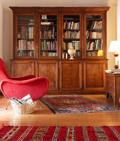 <p> <b>LETTURA E ISPIRAZIONI</b><br />Gli scaffali a parete o il mobile con funzione di <a href="https://www.donnamoderna.com/tag/librerie" target="_self"><b>libreria</b></a> possono essere la scelta giusta a seconda della tipologia di camera. Se hai una nicchia o una scala a vista sfrutta lo <b>spazio</b> per inserire ripiani in legno, dove posizionare libri, occorrente per la musica e ricordi delle vacanze come un barattolo di conchiglie raccolte sulla spiaggia. L'elemento da non sottovalutare? La <b>poltrona</b> o un divano comfort in grado di favorire il relax. Stare seduti in una posizione comoda aiuta a evitare le posture scorrette e i dolori articolari. Per rendere più silenzioso l'ambiente usa i <b>tappeti</b>: morbidi e di lavorazione artigianale, arrederanno casa grazie al potere del colore.</p>
