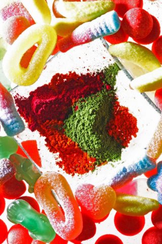 <p><b>Occhio ai carboidrati raffinati</b></p><p>I carboidrati ricchi di zucchero innalzano rapidamente i livelli di <b>glicemia</b>, e altrettanto rapidamente, scatenano i nuovi attacchi di fame.</p><p>Per ridurre al minimo questa ascesa e caduta di zuccheri nel sangue (i famosi <b>picchi glicemici </b>responsabili di fame e aumento di peso in un circolo vizioso), introduci più proteine nella tua dieta. Meglio se arricchiti da grassi buoni (come ad esempio l'olio vegetale) e le fibre.</p><p>L'unione di questi nutrienti (<b>proteine, lipidi e fibre</b>) rallenta il rilascio di<b> zucchero nel sangue</b>, con la conseguenza di saziare più a lungo e di ridurre il desiderio di zucchero.</p>