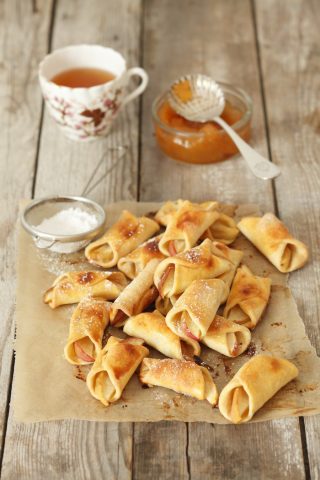 <p><b>Le verdure non amidacee abituano ad una dieta senza zucchero</b></p><p>Uno dei migliori metodi per abituarsi al gusto senza zucchero è quello di consumare le verdure non amidacee, cioè povere di peso. Sono ricche di sostanze nutritive, hanno<b> poche calorie</b> e aumentano il senso di sazietà più a lungo.</p><p>In particolare, sono:</p><p>spinaci, cavoli, verdure a foglia verde, cipolle, cetrioli, funghi, cavolfiori, peperoni, bok choy, broccoli, cavolini di Bruxelles e asparagi.</p><p>Contengono amido ma non in grandissime quantità: patate, zucca e patate dolci. Questi cibi ti daranno i giusti nutrienti senza aumentare i <b>livelli di zucchero nel sangue.</b></p>