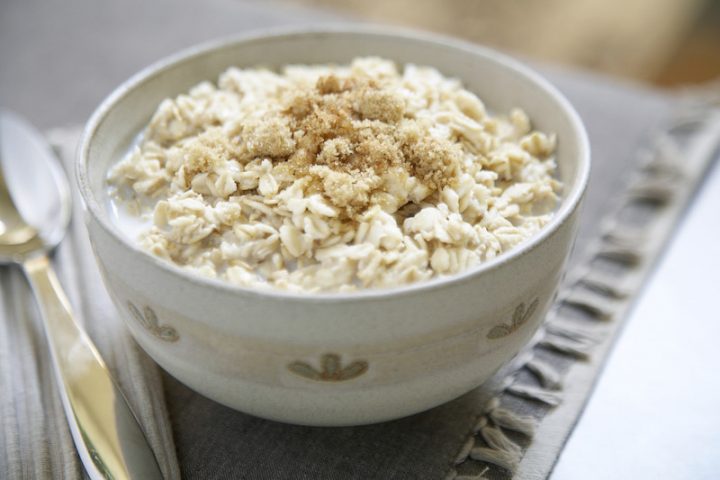 <p><b>Evviva il porridge</b></p><p>Tra i cereali, l<b>'avena</b> è uno dei più indicati per l'alimentazione dei bambini. Ricca di betaglucani, dal <b>basso indice glicemico </b>ma dalle elevate <b>proprietà nutrizionali</b>, l'avena ha anche un<b> sapore gradevole</b> che piace ai bambini.</p><p>Sotto forma di<b> <a href="https://www.donnamoderna.com/salute/fiocchi-di-cereali" target="_self">fiocchi,</a></b> questo cereale può essere trasformato in un gustoso<b> porridge</b> lasciando macerare i fiocchi nel latte (vaccino o <b>vegetale)</b> e unendo ingredienti a piacere come <b>miele</b>, frutta secca e fresca (per esempio,<b> fettine di banana </b>e sciroppo d'acero).</p><p>Offrire<b> fiocchi di avena</b> a<b> <a href="https://www.donnamoderna.com/mamme/alimentazione-bambini/idee-colazione-bambini" target="_self">colazione</a></b>, è un ottimo modo per aiutare i bambini a crescere sani. Inoltre, l'avena ha un potere <b>riscaldante </b>(perfetta nella stagione invernale) e blandamente<b> anti-stress</b> (perfetta, quindi, per la colazione <b>prima della scuola</b>).</p>
