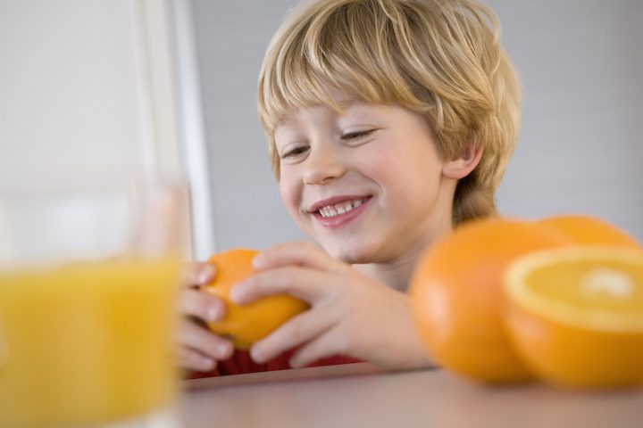 <p><b>Frutto intero e spremute fresche</b></p><p>Gli <b>agrumi</b> sono un cibo super sia per la<b> salute</b> sia per il gusto. Infatti, <b>arance </b>e mandarini non dovrebbero mai mancare (se è stagione) nella <b>dieta dei più piccoli</b>.</p><p>Molto gradite ai bambini sono le<b> spremute </b>ma, al fine di fare davvero il pieno di<a href="https://www.donnamoderna.com/mamme/alimentazione-bambini/alimentazione-sana-bambini-vitamine" target="_self"> <b>vitamina C</b></a>, è importante che si tratti di spremute <b>freschissime</b> e non pastorizzate. Dunque, preparate<b> al momento</b> e senza utilizzare elettrodomestici con lame metalliche che <b>ossiderebbero</b> questa delicata vitamina.</p><p>Ma non solo spremute: è bene, infatti, che i bambini imparino ad apprezzare anche il <b>frutto intero</b>. Nel caso dell'<b>arancia</b>, per esempio, buona parte delle sostanze benefiche è contenuta nella "pellicina" bianca che riveste gli<b> spicchi.</b></p><p>La<b> vitamina C </b>è fondamentale sia per il benessere di <b><a href="https://www.donnamoderna.com/mamme/salute-bambini/cambio-stagione-rafforzare-difese-immunitarie" target="_self">sistema immunitario</a> </b>e vista, sia per il corretto<b> assorbimento del ferro</b> da parte dell'organismo.</p>