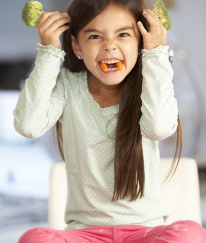 <p><b>Necessità e golosità</b></p><p>Un <b>supercibo </b>che non deve mai mancare sulla tavola dei bambini (e non solo) è la <b><a href="https://www.donnamoderna.com/cucina/idee-in-cucina/15-ricette-per-far-mangiare-la-verdura-ai-bambini" target="_self">verdura</a>.</b> Si tratta, però, di un gruppo alimentare con cui i piccoli hanno, solitamente, un rapporto un po<b>' conflittuale</b>.</p><p>Invece, sarebbe opportuno proporre ai bimbi un assaggio di tutti i tipi di <b>ortaggi di stagione:</b> dal cavolino di Bruxelles (le reazioni potrebbero stupirvi in positivo) sino all<b>a verza.</b> Le verdure sono fondamentali per la <b>crescita</b> poiché apportano <b>fibre</b> (che riducono l'assorbimento di grassi e zuccheri), tante<b> vitamine</b> e numerosi, preziosissimi, sali<b> minerali</b> come magnesio, potassio, ferro, <b>calcio</b> e fosforo.</p><p>Come farle piacere ai più piccoli? Trasformandole in <b>passati di verdura</b>, vellutate, puré millecolori e polpettine. In inverno, punta molto sui<a href="https://www.donnamoderna.com/salute/cavoli-benefici-proprieta" target="_self"> </a><b><a href="https://www.donnamoderna.com/salute/cavoli-benefici-proprieta" id="__mce_tmp" target="_self">broccoli e sulla famiglia dei cavoli</a> </b>poiché si tratta di un tipo di verdura amica dei<b> bronchi</b> e nemica degli agenti <b>inquinanti</b> come le polveri sottili.</p>