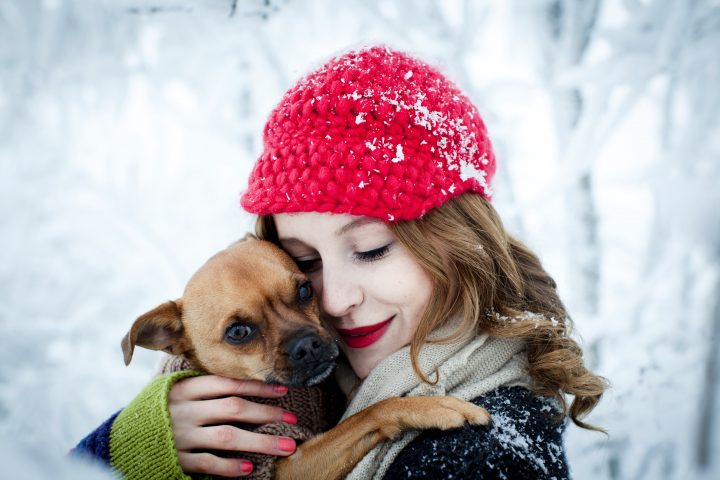 <p>A volte il cane si <b>"attacca" con un abbraccio</b> al padrone perché ha bisogno di lui per qualcosa o perché è ansioso e vuole essere rassicurato. Ma molto spesso è anche un importante simbolo d’amore. È la prova che pensa che il suo padrone sia lì per proteggerlo e tenerlo al sicuro, un segno di totale fiducia e affetto.</p>