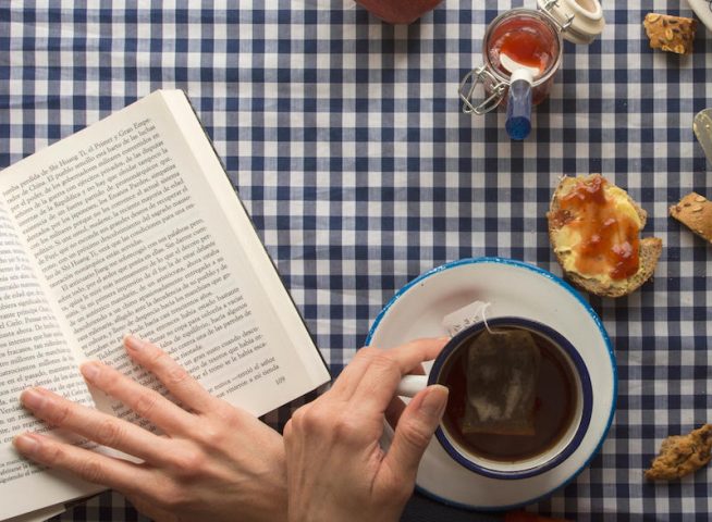 <p><b>L'importanza della parola scritta</b></p><p>Uno degli esercizi migliori per tenere la <b>mente allenata</b>, è <b>leggere. <a href="https://www.donnamoderna.com/lifestyle/libri/libri-da-leggere-2016" target="_self" data-mce-href="https://www.donnamoderna.com/lifestyle/libri/libri-da-leggere-2016">Libri</a></b>, ma non solo. Infatti, dedicarsi alla lettura di un <b>quotidiano</b> ogni giorno o anche della <b>rivista preferita,</b> è già un ottimo <b>esercizio per la memoria</b> e la capacità cognitiva.</p><p><b>Leggere un romanzo</b>, per esempio stimola positivamente la memoria e di conseguenza i <b>ricordi</b>, innescando un sorprendente "effetto domino".</p><p>Sappiamo, inoltre, quanto un <b>eccesso di stress</b> influenzi negativamente l'<b>attività cerebrale </b>e la<b> memoria</b>. In tal senso, leggere significa ritagliarsi un'oasi di solitudine, di <b>relax</b>, di pausa dal mondo e dal suo assordante chiasso.</p>