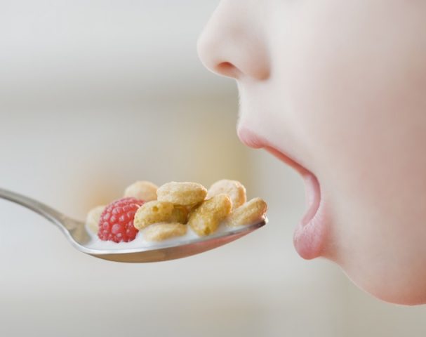 <p>L'<b><a href="https://www.donnamoderna.com/mamme/alimentazione-bambini/alimentazione-sana-bambini-vitamine" target="_self">alimentazione del bambino</a></b> è un argomento di cruciale importanza poiché, anche da ciò che si mangia, vengono influenzati <b>sistema immunitario</b> e <b>crescita sana.</b> Le linee guida a riguardo parlano chiaro: i più piccoli necessitano di una<b> dieta variata</b>, salutare e <b>senza eccessi alimentari </b>di alcun tipo.</p><p>La varietà dell'alimentazione dei bambini è, spesso, un tasto dolente poiché capita che i <b>gusti dei piccoli </b>di casa si indirizzino verso un limitato numero di<b> cibi</b>. Invece, ogni giorno andrebbe proposto un <b><a href="https://www.donnamoderna.com/mamme/alimentazione-bambini/alternative-merendine-idee-facili" target="_self">menu differente</a></b>, goloso e sano allo stesso tempo ma, soprattutto, che inviti all<b>'assaggio</b> e alla sperimentazione.</p><p>Da non far mancare mai, poi, i cosiddetti<b> supercibi</b> ovvero quei gruppi di alimenti necessari a un<b> corretto sviluppo psico-fisico</b> del bambino, nonché poveri di<b> grassi "cattivi" </b>e zuccheri semplici.</p>