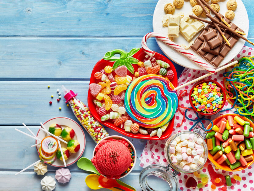 <p>Oltre all'immaginabile <b>aumento di peso</b>, una dieta ricca di zuccheri aumenta le probabilità di carie, malattie cardiache e diabete. Ecco perché è bene abituarsi a ridurre lo zucchero dalla propria alimentazione. Scopri come nell'articolo</p>
