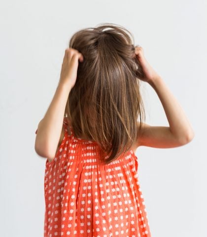 <p><b>Pediculosi</b></p><p>Chi ha figli in età prescolare e scolare lo sa: i <b><a href="https://www.donnamoderna.com/mamme/bambini-4-12-anni/come-eliminare-i-pidocchi" target="_blank" rel="noopener" data-mce-href="https://www.donnamoderna.com/mamme/bambini-4-12-anni/come-eliminare-i-pidocchi">pidocchi</a></b> non hanno pietà, neanche delle teste più pulite e curate. Essendo un <b>antiparassitario</b>, il Tea Tree Oil è la soluzione più efficace sia per prevenire sia per trattare la <b>pediculosi</b>.</p><p>Come utilizzarlo? Per la prevenzione, è utile aggiungere alcune gocce di olio puro allo <b>shampoo</b> e al balsamo abituali. Così come è consigliato spruzzare sui capelli dei bambini specifici<b> spray a base di Melaleuca</b> e altri oli essenziali coadiuvanti, gli stessi prodotti possono essere poi utilizzati anche dagli adulti.</p><p>E se i pidocchi si fossero già fatti vivi? Allora, dopo il trattamento farmaceutico in schiuma, è utile passare tra i capelli l'apposito <b>pettinino</b> per eliminare le <b>lendini</b>, ma imbevuto di Tea Tree Oil per potenziare l'effetto debellante sulle uova del pidocchio.</p>