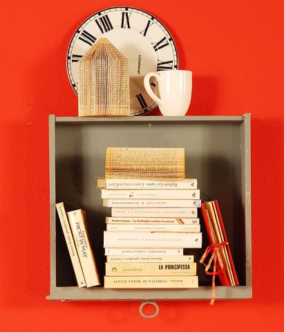 <p>Hai una vecchia cassettiera da buttare? Ridipingi i cassetti e appendili al muro: diventano pratiche <b>mensole</b> per libri e oggetti!</p>