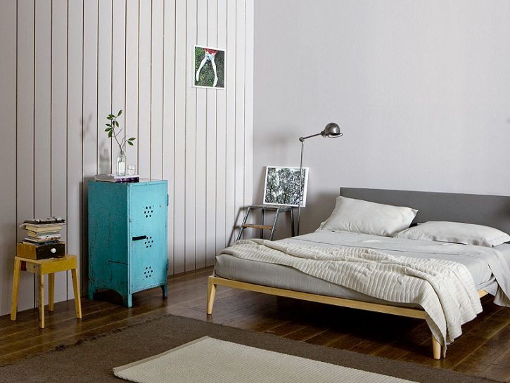 <p>A volte basta trovare il pezzo giusto, che non richiede troppi interventi, per dare un tocco <b>originale </b>al tuo <b>arredamento</b>. Come l'armadietto in ferro azzurro: perfetto per caratterizzare questa camera da letto.</p>