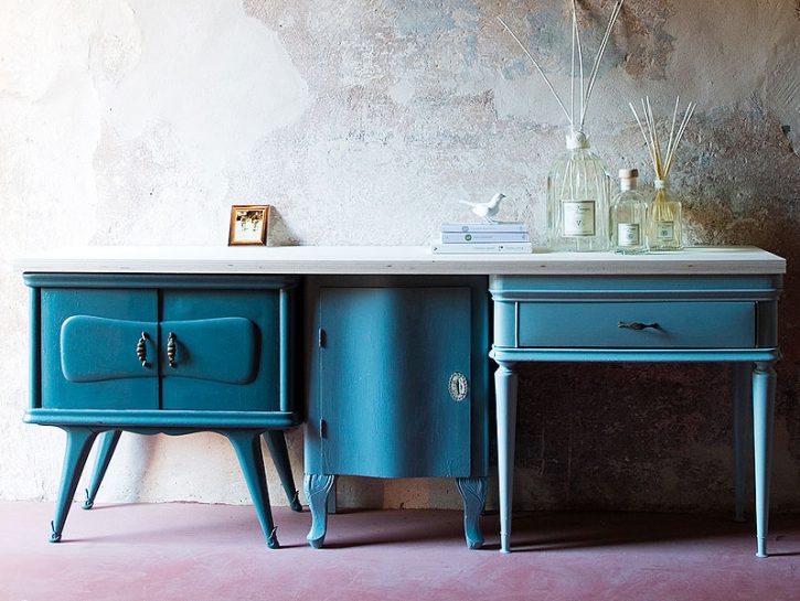 <p>Ecco come riutilizzare tre <b>comodini vintage</b> che si trovano facilmente al mercatino dell’usato! Basta verniciarli tutti dello stesso colore e assemblarli tra loro con dei tassellini. Infine, un piano in compensato diventa un top unico.</p>