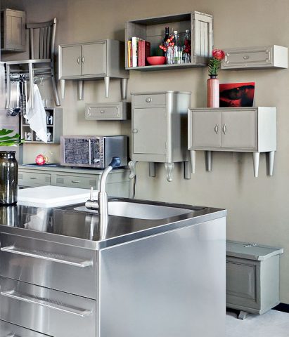 <p>Una soluzione fantasiosa per allestire una parete di questa cucina: <b>vecchi comodini</b> e armadietti, recuperati e ridipinti diventano originali pensili!</p>