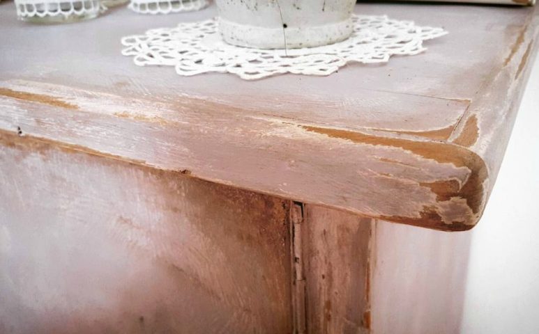 <a name="eztoc91178501_0_1" id="eztoc91178501_0_1"></a><h3><b>BRICOLAGE FAI DA TE</b> </h3><p>Desideri creare un <b>effetto invecchiato </b>su un tavolo? Procurati carta abrasiva o vetrata, paglietta e una tinta del colore che desideri. Carteggia la superficie del tavolo: se il legno è verniciato lavora nelle aree in prossimità degli <b>angoli</b>, uno dei punti dove l'usura nel corso degli anni diventa più evidente. Lascia che la vernice sia visibile a tratti, in modo non uniforme: darà all'oggetto una storia particolare. In <b>alternativa</b>, puoi dipingere un tavolo in legno naturale e, una volta asciutto, agire con paglietta e carta vetrata in modo da creare lo stesso effetto <a href="https://www.donnamoderna.com/casa/arredamento/idee-fai-da-te-arredamento-stile-vintage" target="_self">vintage</a>.</p>