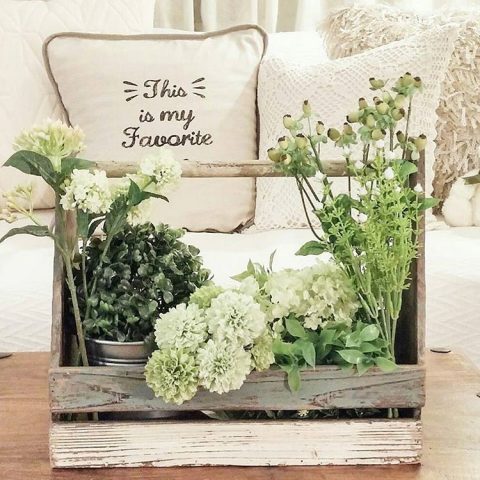 <a name="eztoc91178455_0_1" id="eztoc91178455_0_1"></a><h3><b>RICICLO CREATIVO</b></h3><p>Si tratta di qualcosa che va oltre la <b>tecnica</b>: shabby chic è una filosofia per vivere e abitare gli spazi con <b>creatività</b>. Hai delle vecchie cassette della frutta? Trasformarle in un ogetto utile e creativo è facile. Usa un pezzo di carta vetrata per eliminare eventuali schegge e <b>levigare</b> la superficie. Se lo desideri puoi dipingere il legno: scegli una sfumatura pastello, dal bianco al verde, in modo da creare una <b>decorazione</b> in grado di evocare i colori dell'ambeiente di casa. Una volta asciutta, puoi ripassare la carta vetrata in modo da creare un effetto invecchiato. Con le cassette della frutta puoi creare un cesto da posizionare sul tavolino con tanti fiori, tavoli e persino<b> librerie</b>, originali e low cost.</p>