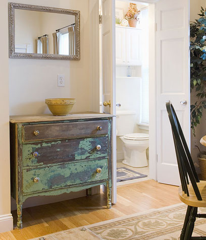 <p>Se hai a disposizione un piccolo budget puoi aggiungere un <b>complemento d'arredo</b> molto paricolare, magari anticato e che stacchi completamente con il resto dell'arredamento. Puoi anche andare a caccia del "pezzo unico" nei mercatini dell'usato.</p>
