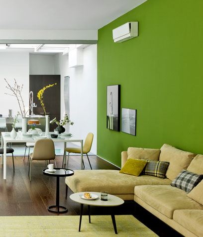 <p>Il bianco delle pareti ti stanca? Non serve imbiancare tutta la stanza o accostare colori diversi, basta scegliere un <b>colore molto acceso</b>, che ti piaccia e che stia bene con il resto dell'arredo. A questo punto <b>imbianca</b> tutta una parete... con poco lavoro avrai fortemente caratterizzato un <b>living</b> un po' anonimo.</p>