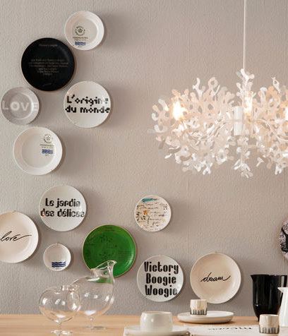 <p>Una parete rivestita di piatti ti ricorda la casa della nonna? Non più con i piatti dai disegni moderni: accosta scritte, colori e forme in modo <b>creativo</b> e vedrai subito rinnovato il tuo <b>living</b>!</p>