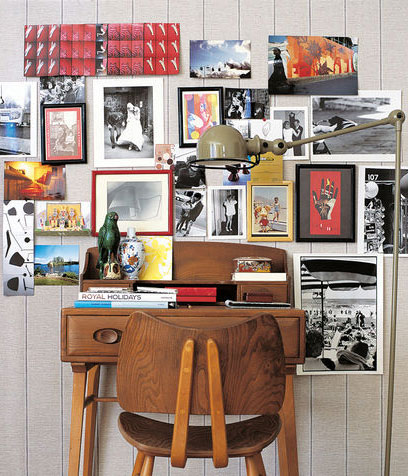 <p>Hai una parete un po' vuota e tante <b>fotografie </b>e stampe nel cassetto? Seleziona quelle che ti piacciono di più, acquista delle <b>cornici</b>, anche diverse tra loro e molto semplici e prova a fare una composizione. Fai degli esempi disponendo i vari pezzi sul pavimento e prendendo le misure sul muro: quando hai trovato la soluzione che ti piace appendile. Basta questo piccolo intervento per dare <b>carattere a un'intera stanza</b>.</p>