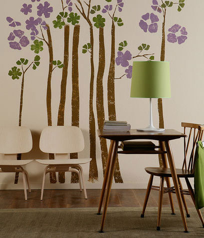 <p>La tecnica dello <b>stencil</b> non prevede solo greche o fiorellini country... basta un minimo di pratica con matita e cutter per creare un decoro unico che dia carattere all'intera stanza!</p>