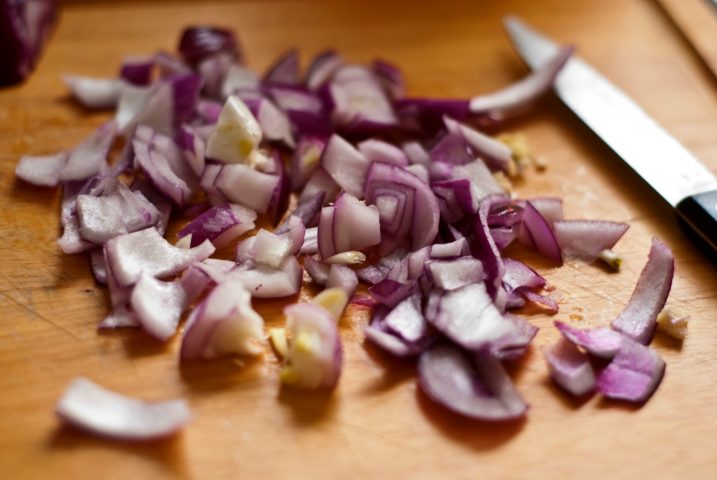 <p><b>DALL'INSALATA ALLA ZUPPA </b></p><p>Sai che il solfuro di allile, responsabile del tipico <b>bruciore</b> di quando tagliamo le cipolle, è antisettico? Estremanente depurativa e in grado di combattere la cattiva digestione, la <a href="https://www.donnamoderna.com/salute/vivere-meglio/11-cibi-energia-dieta/photo/Cipolla-fa-bene-al-cervello" target="_self">cipolla</a> è ricca di sali minerali, <b>vitamine</b> e costituisce un potente antibiotico naturale in grado di migliorare la resistenza alla <b>fatica</b> e curare la salute dell'apparato urinario. Aggiungila ai tuoi piatti: darà gusto e salute. Cruda nell'insalata e sul pesce, la cipolla è benefica e <b>nutriente</b> anche sotto forma di zuppa. Porro e scalogno doneranno alle tue ricette la<b> dolcezza</b> di un aroma intrigante, da sperimentare insieme a verdura, pasta e torte salate. Aggiungi erbe aromatiche e <b>curcuma</b> per un brodo vegetale o una vellutata dall'effetto <b>detox</b>.</p>