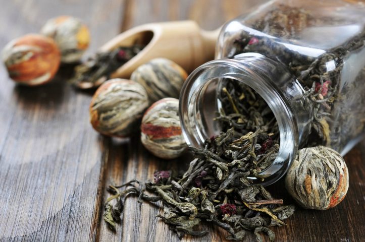 <p><b>ANTIOSSIDANTE NATURALE</b> </p><p>Secondo gli studi bastano <b>tre tazze</b> al giorno di tè, verde o nero, per ridurre il rischio di infarto. Grazie alle <b>catechine</b> il tè verde combatte i radicali liberi: è un <a href="https://www.donnamoderna.com/salute/vivere-meglio/10-piante-difese-immunitarie" target="_self">antiossidante</a> naturale in grado di proteggere il benessere dell'apparato cardiovascolare, protegge l'epidermide dall'<b>invecchiamento</b> precoce e aiuta l'organismo a liberarsi delle <b>tossine</b>. Sai che per preparare un buon tè verde non serve acqua bollente? La<b> temperatura</b> dovrebbe mantenersi fra 70° e 80°. Per quanto riguarda la <b>quantità</b> è sufficiente la punta di un cucchiaino da caffè.</p>