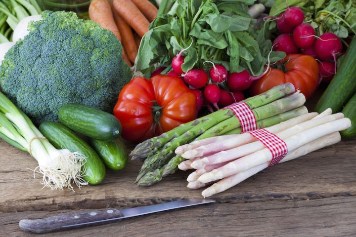 <p><b>Tutti i benefici della verdura</b></p><p>Nella <b>dieta del minestrone</b>, non manca un elevato apporto giornaliero di <b>verdure </b>(minestrone escluso). Gli ortaggi, cotti o crudi, sono infatti <b>sempre presenti </b>sia a pranzo, sia a cena.</p><p>Un esempio di pranzo-tipo vede, infatti, l'accostamento di un <b>piatto di minestrone </b>e di una porzione di finocchi crudi in insalata. Le verdure sono molto importanti ai fini del dimagramento poiché apportan<b>o fibra in quantità</b>. La fibra vegetale va a ridurre l'<b>assorbimento di zuccheri </b>(e la<b> <a href="https://www.donnamoderna.com/salute/come-controllare-iperglicemia" target="_self">glicemia</a></b>) e, al contempo, a controllare i <b>livelli di colesterolo "cattivo"</b> (LDL) nel sangue.</p><p>Le verdure previste dalla<b> dieta del minestrone </b>possono essere anche <b>cotte </b>(ovviamente, non fritte), meglio ancora se al vapore per preservare intatto l<b>'apporto di vitamine</b> e minerali.</p>