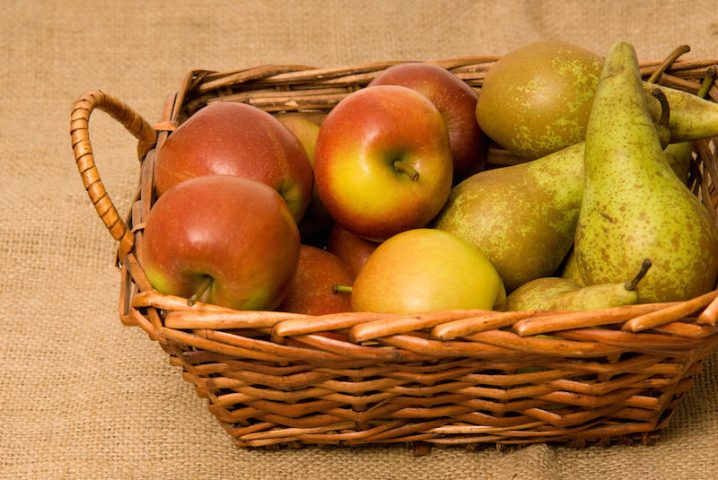 <p><b>La frutta, come e quando mangiarla</b></p><p>Considerato che la<b> dieta del minestrone </b>prevede il consumo di <b>riso integrale</b> (a pranzo e a cena)<b> una volta a settimana</b> (sempre con il minestrone a volontà) e <b>proteine due volte alla settimana</b> a pranzo e a cena (pesce e carne bianca, soprattutto), per trovare le energie è indispensabile <b>consumare almeno la frutta</b>.</p><p>In questo caso, la frutta è contemplata a <b>colazione </b>e come<b> spuntino di metà mattina </b>(anche sotto forma di estratti o centrifughe).</p><p>Ma quale tipologia di frutta? <b>Mele e pere</b>, per lo più. Senza escludere, però, frutta di<b> stagione</b> (ciliegie, <b><a href="https://www.donnamoderna.com/salute/benefici-pesche" target="_self">pesche</a></b>, albicocche, fragole...), evitando le <b>tipologie più zuccherine </b>(uva, cachi, fichi, banane).</p>