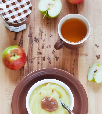 <p><b>Attenzione agli zuccheri</b></p><p>La<b> dieta del minestrone</b> è povera di carboidrati, eccetto che di<b> frutta</b>. Infatti, il menu settimanale di questo <b>schema alimentare</b>, prevede l'introduzione di <b>riso integrale a pranzo e a cena</b>, solo <b>una volta a settimana </b>(e sempre accanto al minestrone a volontà).</p><p>Dunque, cosa si mangia per esempio a <b><a href="https://www.donnamoderna.com/salute/colazione-ideale-consigli" target="_self">colazione</a></b>? Se si decide di seguire la <b>dieta del minestrone</b>, è meglio dimenticarsi per un po' di croissant, biscotti o altri dolciumi. Infatti, la colazione prevede <b>tè </b>(meglio se verde) o caffè (da limitare, se si desidera aumentare l'effetto detox), insieme a <b>frutta </b>(mele e pere) o a<b> centrifugati di frutta e verdura </b>(rigorosamente senza zucchero).</p>