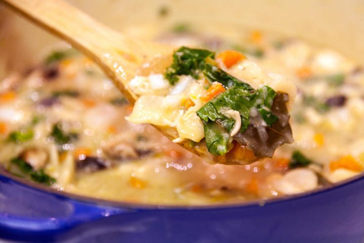 <p><b>Low cost e sana</b></p><p>La presenza da protagonista del <b>minestrone,</b> rende questa dieta ottimale per chi desidera sottoporsi a un<b> efficace detox.</b> Il minestrone è, infatti, una<b> pietanza molto salutare</b>. A patto che sia preparato utilizzando i <b>giusti ingredienti</b>.</p><p>Per esempio, è bene <b>non aggiungere il dado </b>(vegetale) industriale poiché ricchissimo di<b> sodio</b>, lieviti, zuccheri, grassi e, spesso, di<b> glutammato</b> monosodico (insaporitore). Molto meglio, sostituire il dado industriale con una sua <b><a href="https://www.donnamoderna.com/cucina/idee-in-cucina/dado-fatto-casa-vegetale-carne" target="_self">versione homemade</a></b> (le ricette sono numerose, semplici e sane) oppure con un pizzico di sale grosso iodato e tante<b> erbe aromatiche </b>(che potenziano l'azione<b> detox</b> della dieta).</p><p>Per quanto riguarda la<b> scelta delle verdure</b>, è bene che quest'ultime siano il più possibile di<b> stagione e bio</b>. Prima di tutto, perché gli ortaggi di stagione hanno un <b>sapore migliore</b> e poi perché, così facendo, <b>si risparmia denaro </b>(facendo del bene anche all'ambiente). Nella preparazione del minestrone, è meglio tagliare gli ortaggi in <b>pezzi non troppo piccoli </b>e mantenere la <b>buccia delle verdure</b> se possibile (ricca di <b>fibra</b>, vitamine e minerali).</p><p>Il minestrone è un piatto sano anche perché apporta <b>acqua e sali minerali </b>all'organismo, aiutando <b>diuresi,</b> transito intestinale e <b>migliorando il benessere </b>giorno dopo giorno. Come condirlo? Con un <b>filo di olio EVO </b>(ricco di Omega 3), <b>erbe aromatiche</b> fresche e <b>spezie</b> (le migliori, per dimagrire e non solo, sono peperoncino,<b> <a href="https://www.donnamoderna.com/salute/dieta-smartfood" target="_self">curcuma</a>,</b> pepe nero e <b>paprika</b>). Tra le verdure da aggiungere sempre al minestrone, non può mancare la<b> cipolla</b> (<b>diuretica</b>, disintossicante, antiossidante, antimicrobica e <b>antivirale</b>). </p>