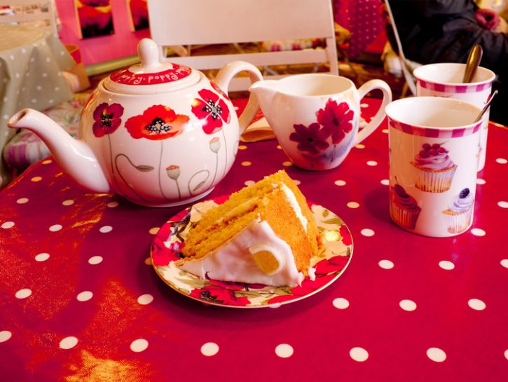 <p><b>IL TUO DOLCE RIFUGIO </b></p><p>Chi ti ha regalato la tazza che usi ogni giorno per la <b>colazione</b>? È solo un servizio di piatti o da tè, eppure ci sono oggetti che utilizziamo sempre e che fanno parte della nostra vita, perché scandiscono i momenti della <b>quotidianità</b>. Osserva ciò ce vedi intorno a te. Ci sono cose che stanno lì da così tanto tempo che non ricordi nemmeno perché non te ne sei più liberata. È il momento di <b>trasformare</b> la casa in un nido dove trovare rifugio, pace e autentico <a href="https://www.donnamoderna.com/casa/fai-da-te/rendere-casa-rilassante" target="_self">relax</a>. Per farlo hai bisogno di scegliere consapevolmente di quali oggetti vuoi circondarti. Cogli l'occasione per pulire i muri con acqua calda e sapone di Marsiglia, eliminerai segni neri e puzze antipatiche. Rinnova casa con <b>colori nuovi</b>, dalle pareti alla stoffa con cui ricoprire il divano. In un brucia essenze o nel diffusore versa olio essenziale di rosmarino, limone, menta o mandarino, per svegliare i sensi e il <b>buon umore</b>.</p>