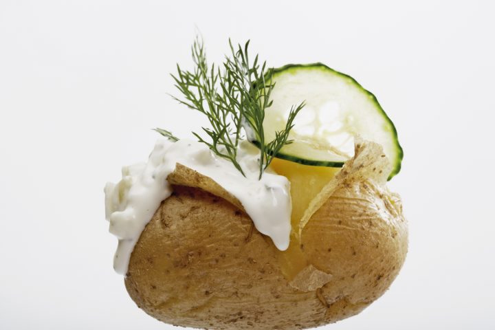 <p><b>LIGHT IN CUCINA</b></p><p>Hai mai provato il pollo allo yogurt? Ingrediente fresco e leggero, lo <b>yogurt</b> può essere utilizzato in diversi piatti, per esempio al posto di condimenti a base di panna. Puoi preparare una salsa unendo yogurt e curry, oppure yogurt e <b>zafferano</b>, con cui condire insalate e carne.</p><p> Dalla <a href="https://www.donnamoderna.com/cucina/scuola-cucina/ciambella-yogurt" target="_blank">colazione</a> al dessert, lo yogurt può essere l'<b>alternativa light</b> quando abbiamo voglia di<b> dolce,</b> per esempio dopo cena al posto di biscottini o caramelle.</p>