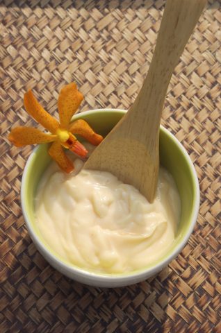 <p><b>CURA LE TUE MANI</b></p><p>In una ciotola mescola yogurt e succo di <b>limone</b> fresco: massaggia insistendo su unghie e dita e lascia riposare per <b>15 minuti</b>, prima di sciacquare con acqua tiepida. Le <b>mani</b> saranno in un attimo più morbide e belle.</p><p>In <b>alternativa</b> puoi utilizzare un composto con yogurt e <b>miele</b>: lascia il preparato in frigorifero per qualche ora, assumerà la consistenza di una <b>crema</b>.</p>
