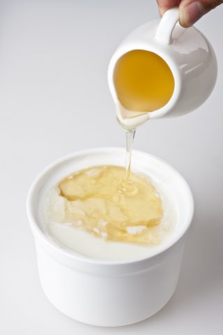 <p><b>MASCHERA VISO E CORPO</b></p><p>Desideri una maschera che nutra e idrati <b>viso</b> e corpo? In una ciotola mescola un barattolo di yogurt e qualche cucchiaio di<b> miele</b>, cicatrizzante e dalle proprietà rigeneranti per l'epidermide. Questa semplice maschera è adatta anche per la <b>pelle sensibile</b> e danneggiata dagli eventi atmosferici.</p><p>D'inverno aumenta la quantità di <a href="https://www.donnamoderna.com/salute/vivere-meglio/proprieta-miele-benefici-salute" target="_blank">miele</a> e usa lo yogurt di modo che il composto possa scivolare con facilità sulla pelle: grazie alle proprietà del miele i <b>piccoli tagli</b> della pelle e le abrasioni guariranno in un attimo. Durante la bella stagione usa una percentuale più alta di <b>yogurt</b> e solo una piccola parte di miele; lascia agire sulla pelle per una decina di minuti, otterrai una carezza lenitiva e dolcissima.</p>
