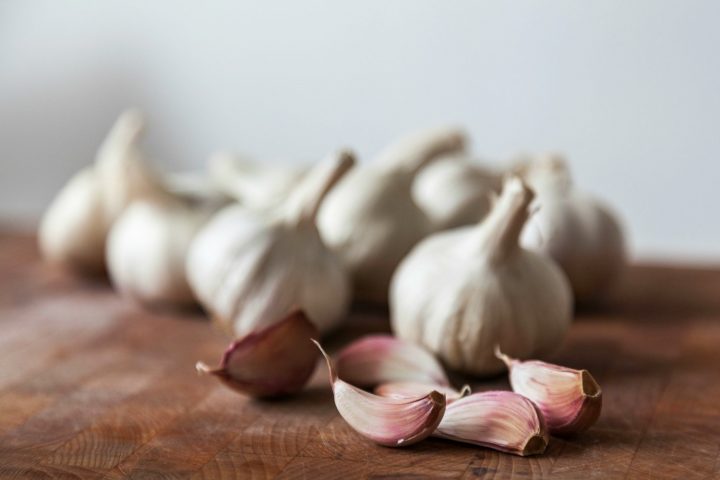 <p><b>CONTRO FEBBRE E IPERTENSIONE </b></p><p>Timore per l'<b>alito cattivo</b>? L'aglio, uno degli antibiotici naturali più potenti in natura, è disponibile anche sotto forma di integratori in <b>capsule</b>. Grazie ai numerosi principi attivi favorisce il buon funzionamento dell'<b>intestino </b>e migliora l'attività immunitaria, combattendo febbre e influenza. Antico rimedio per i disturbi dell'apparato respiratorio, l'aglio aiuta a regolare la pressione, aiuta la <b>digestione</b> e possiede proprietà disinfettanti. Sai che l'aglio può essere utilizzato per trattare piccole <b>lesioni </b>dell'epidermide, micosi e punture d'insetti? Un tempo si chiacciavano sette-dieci spicchi d'aglio e si diluiva con acqua o alcol. Ricorda di tagliare, masticare o sbriciolare lo spicchio in modo da liberare sostanze benefiche come l'<b>allicina</b>, che secondo le ultime ricerche può risultare benefica per la prevenzione di <b>arterioscleros</b>i e ipertensione.</p>