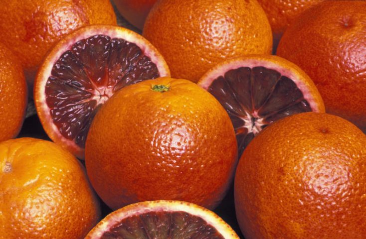 <p><b>Un frutto dai superpoteri</b></p><p>Lo sapete che una <b>spremuta</b> (fresca e non zuccherata) di <b>arancia rossa</b> aiuta a <b>dimagrire</b>, <b>rimineralizza</b> e agisce come potente <b>antinfiammatorio</b>? Ovviamente il discorso vale anche se si consuma il <b>frutto intero </b>(con il plus dell'apporto di<b> fibra</b>, benefica per linea e salute). L'arancia rossa è, dunque, uno di quei cibi immancabili nei menu salutari.</p><p>L<a href="https://www.donnamoderna.com/salute/arance-proprieta-benefici" target="_self">'<b>arancia rossa </b></a>è in grado di inibire la <b>lipogenesi </b>(formazione di adipe) e di mettere a tacere i <b>geni dell'invecchiamento</b>. Per esempio, se si abbina il succo dell'arancia rossa a una dieta ricca di <b>grassi</b>, questi ultimi faranno molta più fatica ad attecchire.</p><p>La potente <b>azione antiossidante</b> delle arance è data sia dalla presenza di <b>polifenoli</b> e <b>antocianine</b>, sia dal contenuto di<b> vitamina C</b> (vitamina<b> antinfiammatoria </b>e anti-age).</p>