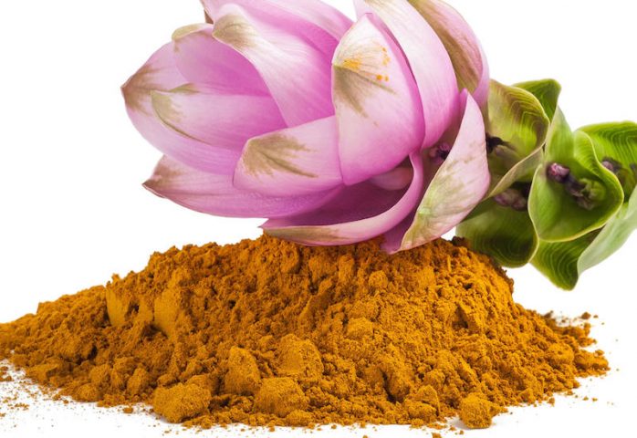 <p><b>Anti-age e antinfiammatoria</b></p><p>La<b><a href="https://www.donnamoderna.com/salute/Curcuma-proprieta-utilizzo" target="_self"> curcuma</a> </b>è una spezia dalle incredibili <b>virtù salutari</b>. <b>Anti-age</b> come lo zafferano, ma molto più economica, la curcuma è un vero e proprio <b>antinfiammatorio naturale</b>. Tanto che, nella <b>medicina tradizionale ayurvedica</b>, questa spezia "d'oro" viene utilizzata per ridurre gli stati<b> infiammatori</b>, per <b>diminuire la febbre </b>e anche per <b>cicatrizzare le ferite</b>.</p><p>Per trarre il massimo beneficio dalla <b>curcuma</b>, è bene consumarne una piccola quantità <b>ogni giorno</b>. Come? Nello yogurt, nella <b>pasta</b>, sulle <b>verdure</b> o sulla carne (soprattutto sul <b>pollo</b>). La curcuma, infatti, non ha un sapore invasivo e dona alle pietanze un eccezionale <b>colore giallo oro</b>.</p><p>È importante sapere che la <b>curcuma </b>libera i suoi benefici quando viene associata al<b> pepe nero</b> e sciolta in un <b>elemento grasso </b>(olio EVO, latte, yogurt).</p><p><b>Un piatto della longevità</b>: preparare il <b>classico risotto</b>, optando però per la varietà di <b>riso integrale</b> e usando <b>brodo vegetale</b> fatto in casa (no al dado). A fine cottura aggiungere<b> curcuma, pepe nero</b> e <b>asparagi</b>, facendo mantecare (lontano dal fuoco) con un po' di formaggio fresco, tipo<b> robiola.</b></p>