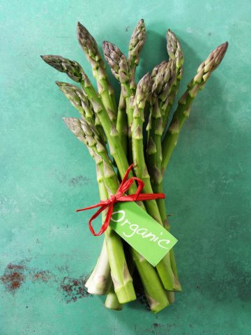 <p><b>Benefici anche per il cuore</b></p><p>Ingrediente top per <b>quiche </b>e torte salate, gli <b>asparagi </b>danno il loro meglio anche accanto a un semplice <b>uovo al tegamino</b> o nel risotto. Ma forse non tutti sanno che l'asparago è un vero e proprio<b> cibo della longevità</b>. Decisamente <b>ipocalorico</b>, l'asparago aiuta a <b>perdere peso</b> e a<b> drenare liquidi</b> e tossine. La prevenzione di <b>sovrappeso</b> e<b> obesità </b>è già, in sé, un ottimo presupposto per<b> vivere più a lungo</b>.</p><p>Ma gli asparagi sono anche fonti di <b>sostanze uniche </b>e preziose, in grado di entrare nel nucleo più profondo delle nostre <b>cellule</b>. Basti pensare al contenuto in <b><a href="https://www.donnamoderna.com/mamme/Gravidanza/cibi-acido-folico-gravidanza" target="_self">acido folico</a></b>, o vitamina B9, indispensabile per la chiusura del <b>tubo neurale</b> del feto nel primo trimestre di <b>gravidanza</b>.</p><p>Inoltre, gli asparagi sono ricchi di <b>quercetina</b>. Questa sostanza è un potente <b>antiossidante</b>, in grado di proteggere anche la<b> salute cardiovascolare</b>.</p><p>Infine, nell'asparago troviamo un buon quantitativo di <b>glutatione</b>. Quest'ultimo svolge un ruolo attivo nella prevenzione delle patologie degenerative, tra cui alcuni tipi di <b>tumore</b>. </p>