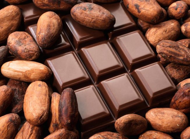 <p><b>Un peccato di gola che fa bene, anzi benissimo</b></p><p>Eliminare il <b>cioccolato </b>dalla dieta per stare bene e dimagrire? Niente affatto! Il cioccolato, scelto nella varietà giusta, fa bene sia alla nostra<b> salute</b> sia alla <b>linea</b>. Tutto dipende dalla tipologia di<b> cioccolato prescelta</b>: quello salutare, <b>anti-age </b>e dimagrante, è il<b> cioccolato fondente extra</b>.</p><p>Ovvero, il cioccolato con una percentuale di cacao <b>dal 70% in su</b>. Il cioccolato fondente extra è ricco di <b>antiossidanti </b>e può aiutare sia a mantenere giovane e in salute l'<b>organismo,</b> sia a l<b>imitare la lipogenesi</b> (proprio come fanno le arance rosse).</p><p>Quanto se ne può consumare? Le indicazioni parlano di circa <b>30-40 grammi, </b>anche tutti i giorni. Ottimo come <b>spezzafame</b>, il cioccolato aumenta la<b> longevità</b>, migliora il <b>tono dell'umore</b> (stimolando la produzione di <b><a href="https://www.donnamoderna.com/salute/endorfine-strategie-buonumore" target="_self">endorfine</a></b>) e, al contempo <b>rilassa</b> grazie all'elevato contenuto di <b>magnesio</b>.</p>