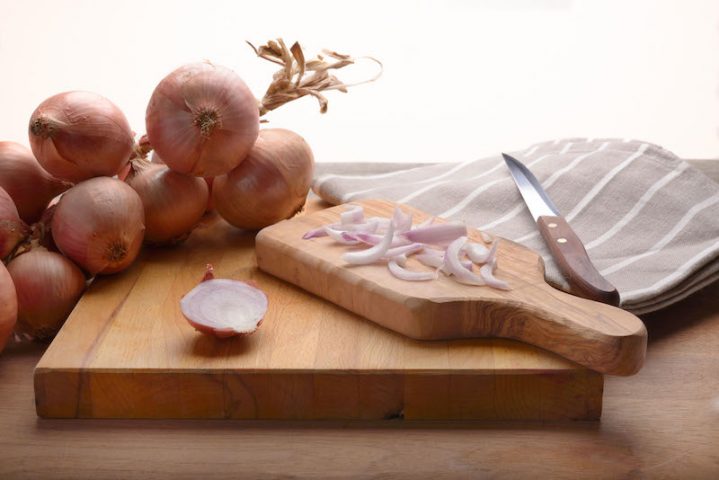 <p><b>Medicine naturali e low cost</b></p><p>Mangiare pane e <b>cipolla</b>...quante volte le nostre nonne hanno descritto così situazioni di estrema miseria? In realtà, la cipolla è stata sdoganata dal suo ruolo miserrimo ed elevata a vero e proprio<b> elisir di salute</b> e giovinezza.</p><p>In particolar modo, sarebbero i <b>composti solforati</b> e la<b> quercetina</b> a rendere la cipolla un ortaggio <b>amico della longevità</b>. I suoi composti solforati, tra cui l'<b>allicina</b>, vantano infatti anche proprietà <b>antibiotiche </b>e preventive contro alcune tipologie d<b>i tumore</b>. Per esempio, contro le <b>neoplasie dello stomaco</b>.</p><p>Quest'ultime sono spesso legate all'<b>infezione</b> (cronica) da <b><a href="https://www.donnamoderna.com/salute/gastrite-ulcera-helicobacter-pylori" target="_self">Helicobacter pylori</a></b>. Le cipolle agirebbero, in tal senso, come veri e propri <b>antibiotici naturali</b>. La <b>quercetina</b>, inoltre, va a stimolare il lavoro "riparatore" dei <b>geni della longevità,</b> inibendo invece l'azione dei geni dell'invecchiamento.</p><p>Infine, la cipolla è <b>ipocalorica</b> e<b> drenante</b>: ottima per liberarsi dai <b>chili di troppo</b>, nonché da liquidi e <b>tossine</b> in eccesso.</p>
