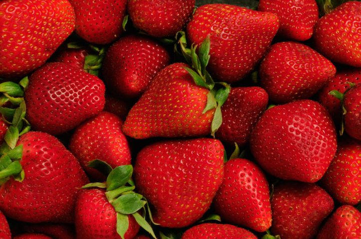<p><b>Golose e smart</b></p><p>Chi non ama le <b>fragole</b>? Questi piccoli frutti, succosi e dolci, sono un ottimo<b> dessert light </b>e adatto anche a chi deve <b>controllare il peso</b> (senza aggiunte di zucchero, panna o gelato). Inoltre, le fragole sono apprezzate anche dai<b> bambini </b>e, dunque, rappresentano un eccezionale <b>integratore vitaminico</b> per i più piccoli.</p><p>La fragola è ricchissima di <b><a href="https://www.donnamoderna.com/salute/vitamina-c-per-donne" target="_self">vitamina C</a></b>. Questa preziosa vitamina svolge un ruolo chiave nel preservare l'organismo da<b> invecchiamento </b>e stati infiammatori. Ma c'è di più: le fragole sono veri e propri frutti della <b>longevità </b>grazie alla presenza di<b> fisetina</b> e <b>antocianine</b>. Questi antiossidanti inibiscono, infatti, il lavoro dei <b>geni dell'invecchiamento</b>, proteggendoci tra l'altro da<b> aterosclerosi </b>e demenza senile.</p>