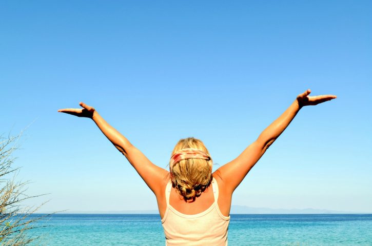 <p><b>RESPIRA IL PAESAGGIO</b></p><p>Grazie alla presenza dei <b>sali minerali</b>, l'ambiente marino costituisce un concentrato di virtù benefiche per l'organismo. Alla fine dell'<b>Ottocento</b> luoghi come la Bretagna, dove il medico francese Louis-Eugène Bagot diede vita all'istituto di<b> talassoterapia</b> a Roscoff, divennero mete sempre più frequentate. Passeggiate, acqua salata e bagni di luce ancora oggi costituiscono una ricetta naturale di benessere. Camminare all'<a href="https://www.donnamoderna.com/salute/vivere-meglio/combattere-ansia-camminando/photo/benefici-passeggiata-aria-aperta" target="_self" data-mce-href="https://www.donnamoderna.com/salute/vivere-meglio/combattere-ansia-camminando/photo/benefici-passeggiata-aria-aperta">aria aperta</a> lungo la costa stimola un senso di <b>positività</b> e il recupero di ricordi felici, a spiegarlo è uno studio citato dall'autore di <i>Blue mind</i>.</p>