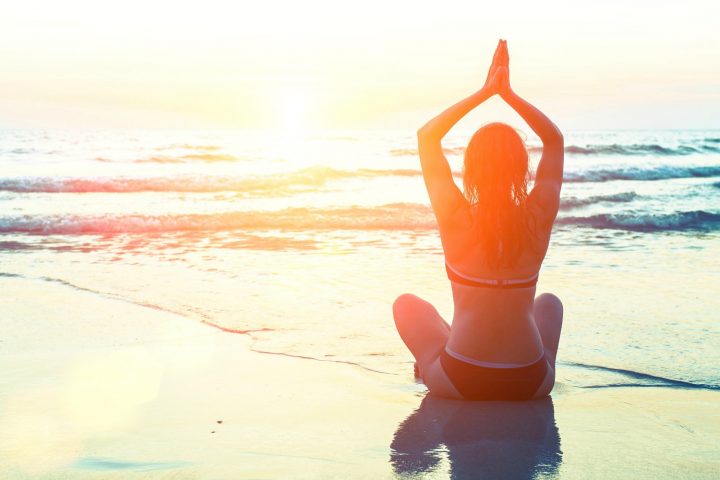 <p><b>ASCOLTA IL TUO RESPIRO</b></p><p>La carezza del sole è l'<b>energia</b> che muove il pianeta Terra verso la vita. Dalle piante agli esseri umani la <a href="https://www.donnamoderna.com/salute/vivere-meglio/7-effetti-benefici-della-luce-solare-prendere-il-sole-fa-bene" target="_self" data-mce-href="https://www.donnamoderna.com/salute/vivere-meglio/7-effetti-benefici-della-luce-solare-prendere-il-sole-fa-bene">luce</a> attiva processi biologici in grado di produrre numerosi benefici. Grazie al potere del sole migliora la <b>risposta immunitaria</b>, aumenta la produzione di vitamina D con effetti positivi per la salute delle ossa. I bagni di luce e le passeggiate all'aria aperta producono una modificazione a livello biochimico capace di influenzare l'umore e combattere la <b>depressione</b>. Inspira la bellezza che percepisci, porta dentro di te questa luce e impara a visualizzarla, a occhi chiusi, sentendo il potere <b>rigenerante</b> dell'acqua e del sole: sarà una risorsa positiva per i momenti di stress.</p>