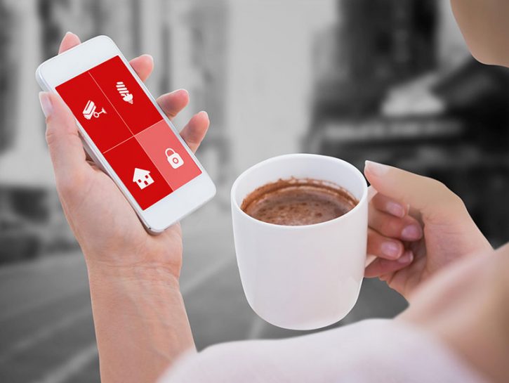 <p>Grazie ai dispositivi wifi puoi anche gestire l’<b>illuminazione</b>. Esistono luci regolabili in intensità e colore che si attivano con un tocco sullo <b>smartphone</b>. Uno dei più noti è Hue di Philips (200 euro, meethue.com/it) e si controlla con una <b>app</b>: ha persino la funzione “sveglia naturale” che simula l’alba, un timer e un sistema che permette di accendere e spegnere le luci a distanza.</p><p>Un’alternativa <b>low cost</b>? Il set Led WeMo (79,99 euro, belkin.com), che permette di gestire fino a 50 lampadine da 60 watt e controllarle con il dispositivo Wemo Link tramite un’<b>app</b> che installi sullo smartphone. Così puoi accendere e spegnere la luce ovunque tu sia utilizzando la rete <b>wifi</b>.</p>