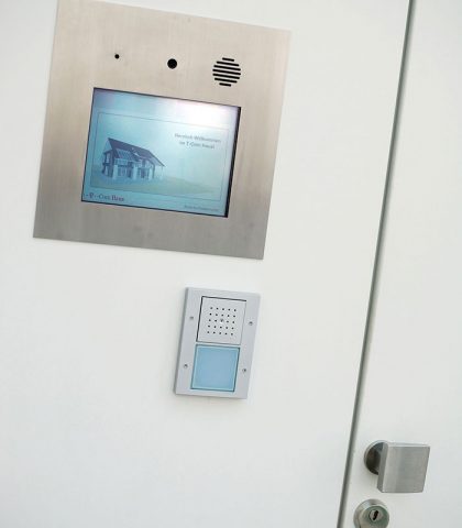 <p>Da quest’anno, l’<b>Ecobonus</b> riguarda anche l’acquisto, l’installazione e la messa in opera di dispositivi per la <b>domotica</b>. Gli interventi vanno fatti entro il <b>31 dicembre</b>. E, a partire dal 2017, potrai <b>detrarre </b>dall’Irpef il 65% della spesa. Metti da parte la fattura e salda il conto con un <b>bonifico bancario</b>.</p>
