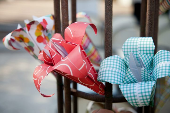 <p><b>STUZZICA LA CREATIVITÀ </b></p><p>Un <a href="https://www.donnamoderna.com/casa/fai-da-te/come-realizzare-bouquet-fiori-carta-lampada-tavolo-creativa" target="_self">bouquet</a> spiritoso per la laurea o il battesimo, il regalo di compleanno da conservare con amore, una <b>sorpresa</b> da realizzare con le nostre mani: i fiori di carta possono essere utilizzati in tantissime occasioni. L'<b>idea eco</b>? Realizza una bomboniera ecologica e low cost con la carta riciclata, sarà un piccolo dono creativo per lasciare un <b>ricordo</b> bello agli invitati in occasione della cerimonia. Imparando l'arte degli origami è possibile dare vita a decorazioni complesse e molto originali: un passatempo che potrà diventare un vero e proprio<b> hobby </b>da coltivare nel tempo libero.</p>